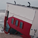 Sturm wirft Wrack der „Sea Dagger“ an Sylter Küste: Steuerkabine in Hörnum gestrandet