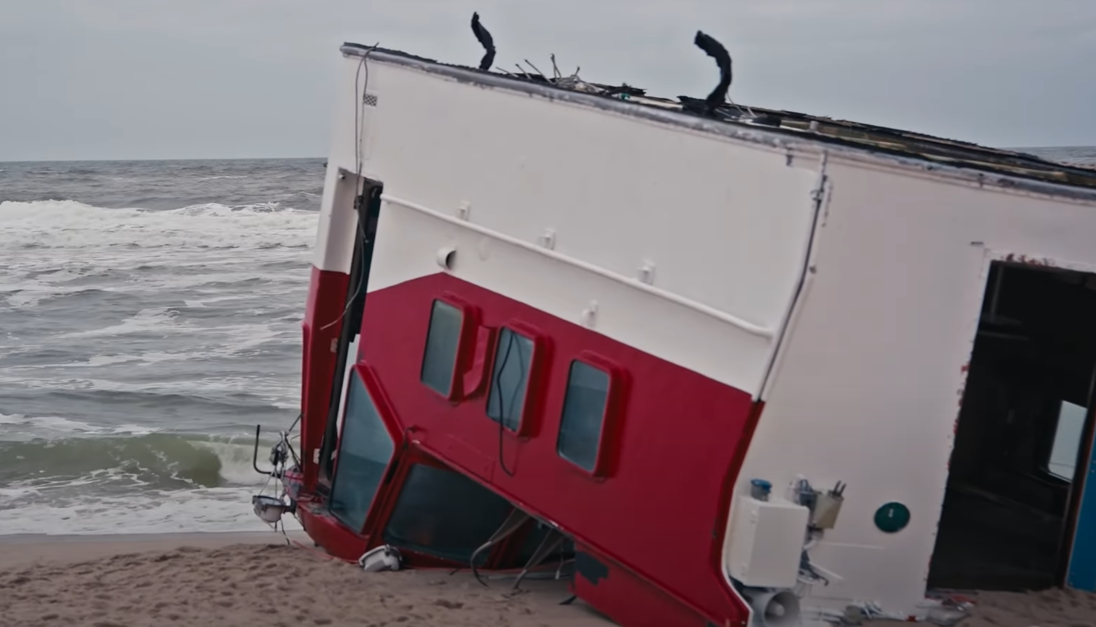Sturm wirft Wrack der „Sea Dagger“ an Sylter Küste: Steuerkabine in Hörnum gestrandet
