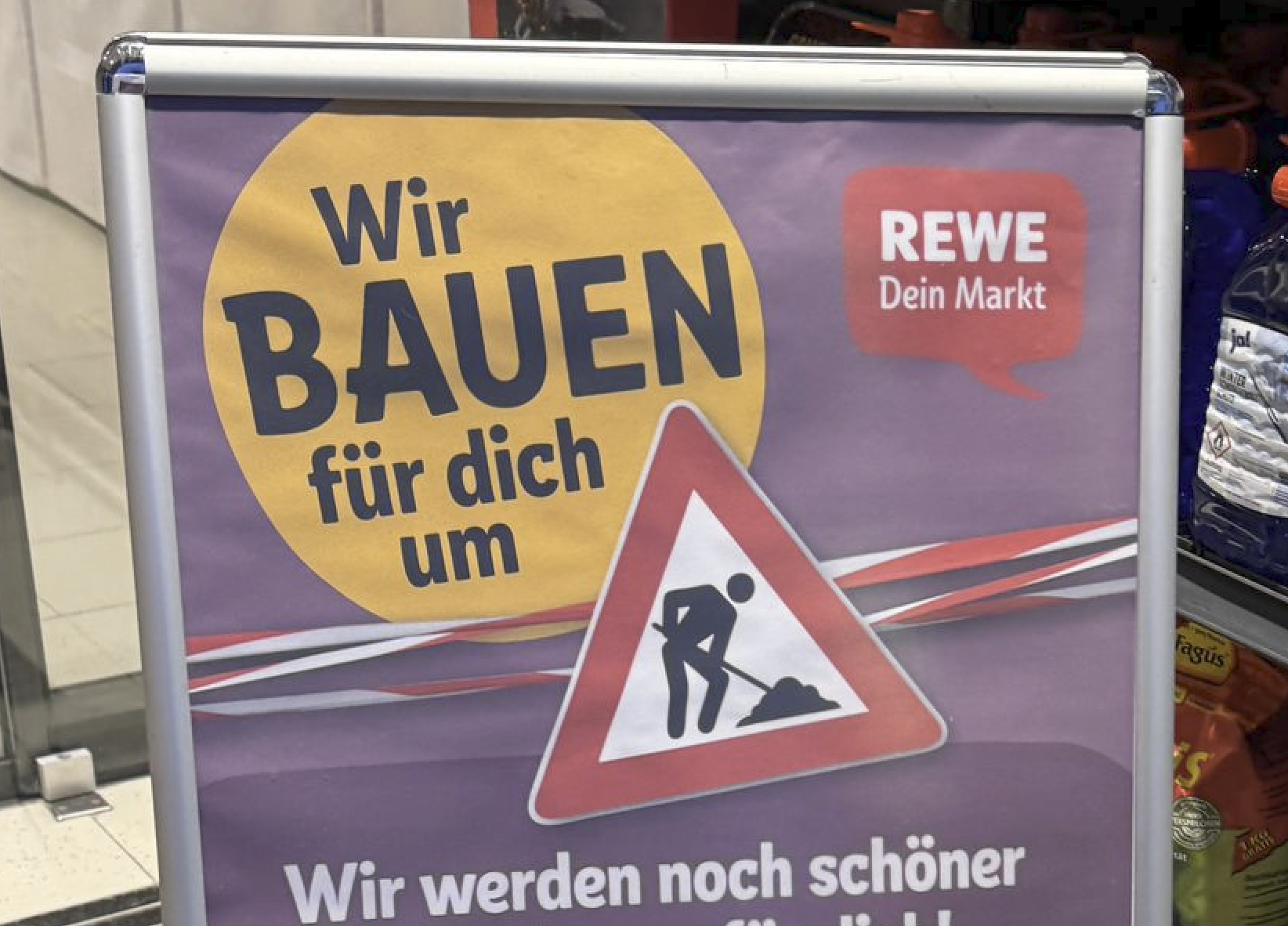 Wellness-Urlaub für Regale: Der REWE in Tinnum macht sich hübsch